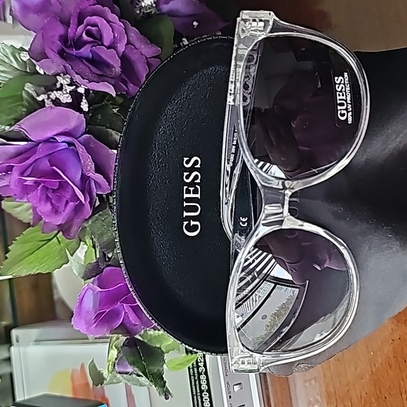 (NWT) Authentical "Guess" Sunglasses - Picture 6 of 6